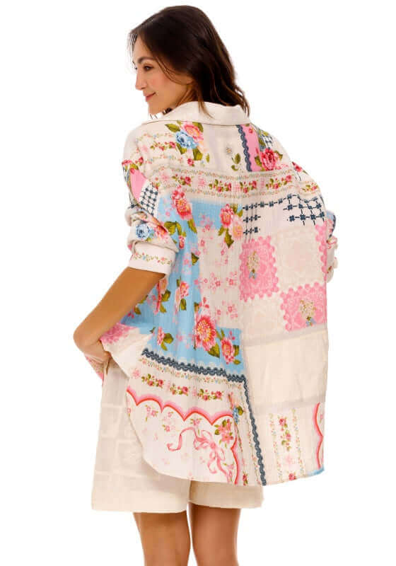 Malaga Shorts Meraki by Agua Bendita, showcasing a stylish woman wearing a floral patchwork shirt.