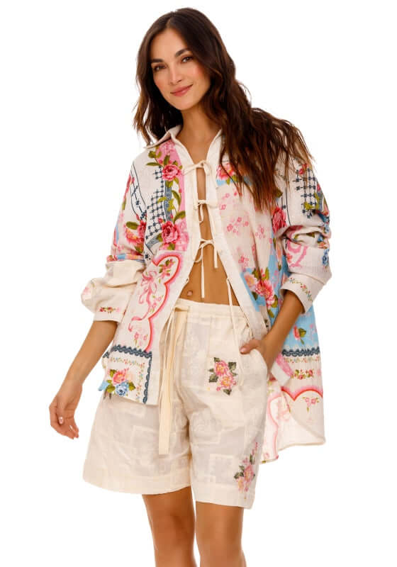 Malaga Shorts Meraki by Agua Bendita, featuring stylish floral designs and relaxed fit, perfect for summer outings.