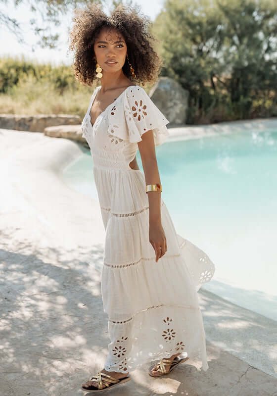 Florencia Dress Natural by Piti Cuiti, a breezy dress with V-neckline and floaty sleeves by the poolside.