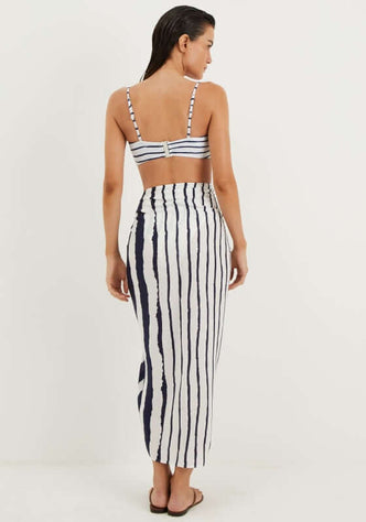 Symphonie Sarong by Vix showing a woman wearing a striped sarong and swimwear from the back.