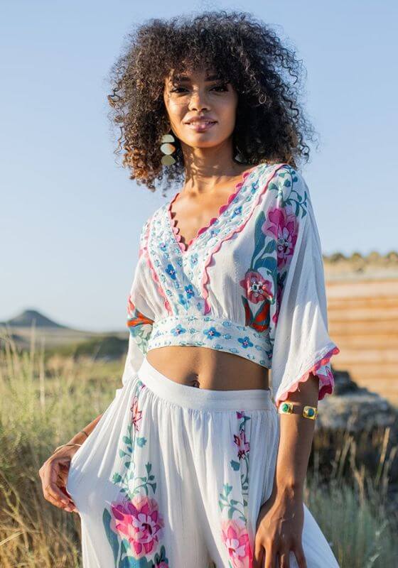 Bonaire Top White Pink by Piti Cuiti, woman wearing a floral print top with scallop hem and relaxed sleeves.