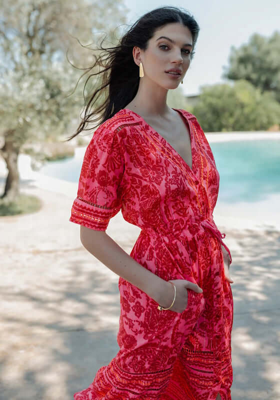 Samoa Short Sleeve Dress by Piti Cuiti in vibrant red and pink paisley, showcasing a flattering V neckline and short sleeves.